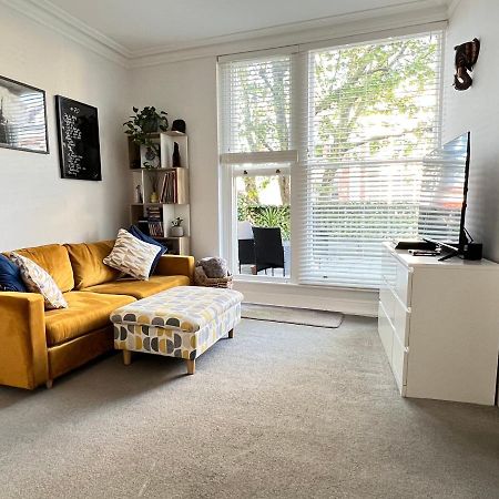 Stylish One-Bedroom Rental With Private Patio In Zone 2 London Exterior photo