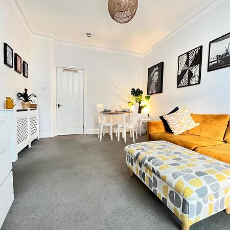Stylish One-Bedroom Rental With Private Patio In Zone 2 London Exterior photo