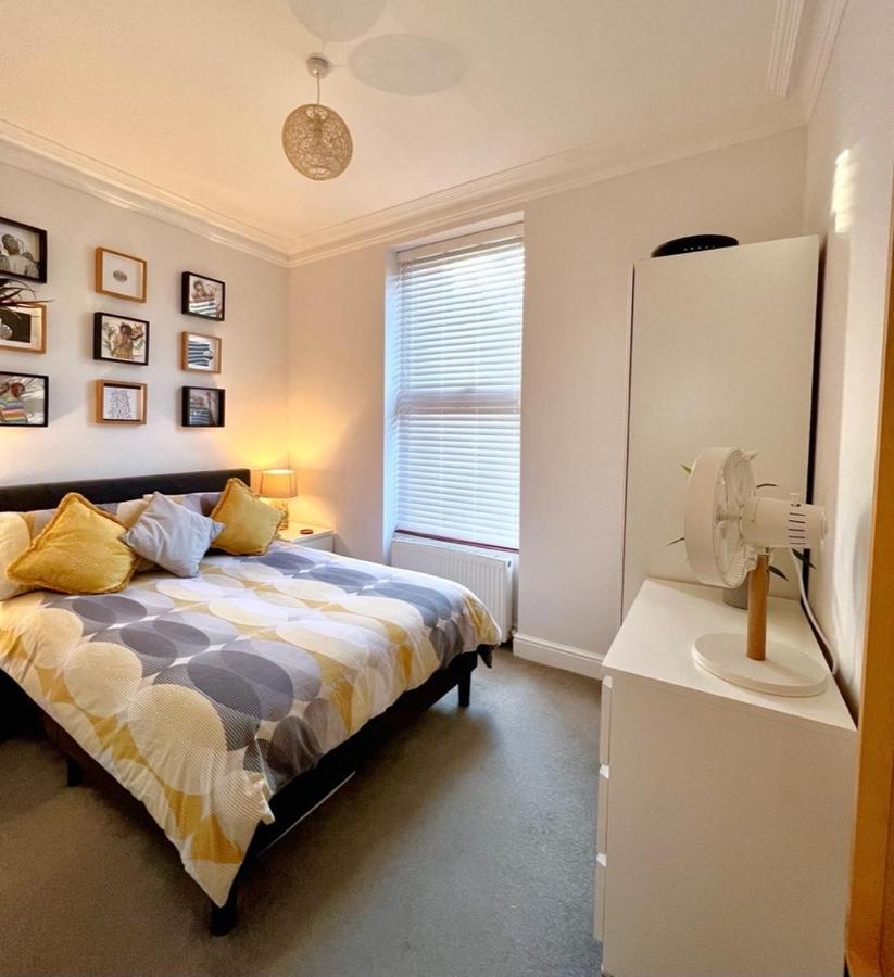 Stylish One-Bedroom Rental With Private Patio In Zone 2 London Exterior photo