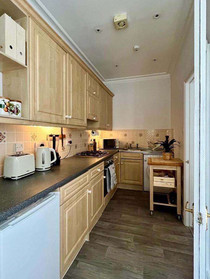 Stylish One-Bedroom Rental With Private Patio In Zone 2 London Exterior photo