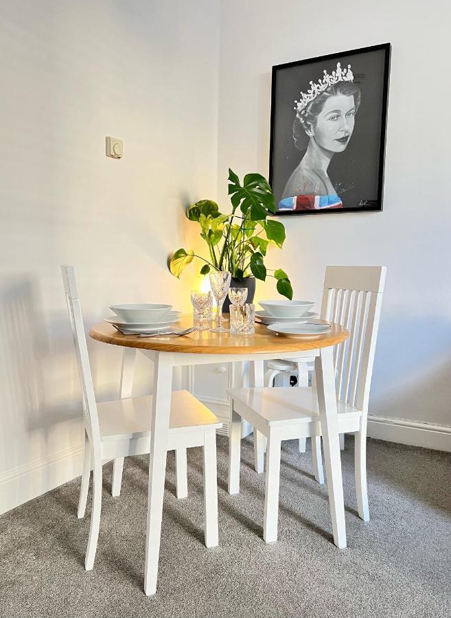 Stylish One-Bedroom Rental With Private Patio In Zone 2 London Exterior photo