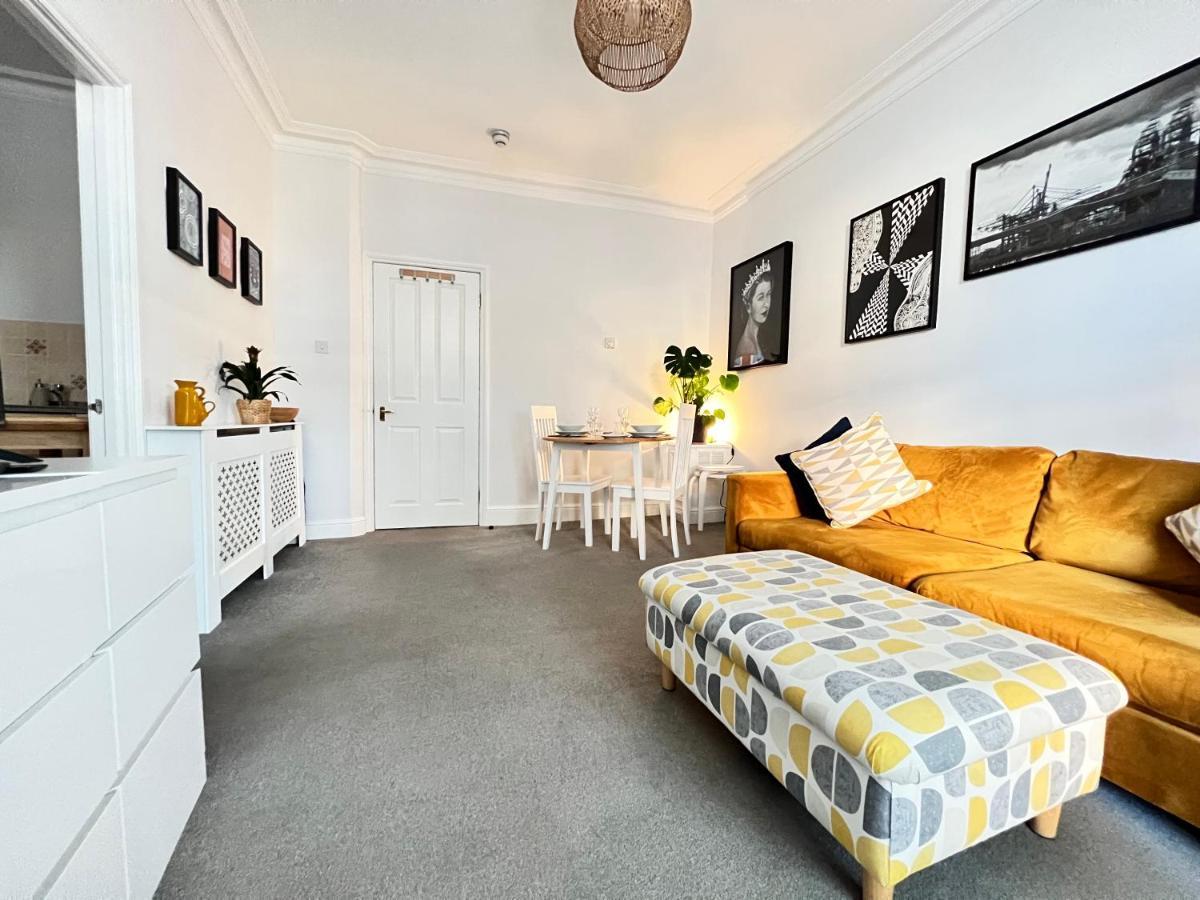 Stylish One-Bedroom Rental With Private Patio In Zone 2 London Exterior photo